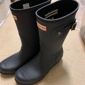 Hunter short rain boots matte blue size 8